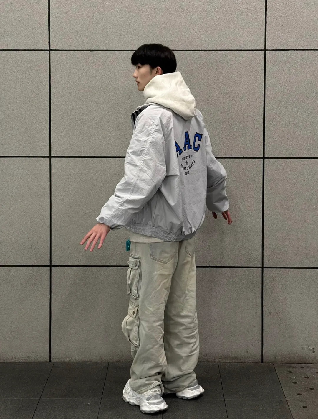 No watermark upper body renderings📝𝟭𝟬𝟴𝟲𝟯#Exclusive real shot/difference between various stolen pictures and online version on the market [𝗔𝗱𝗶𝗱𝗮𝘀Adidas Clover Stand Collar Jacket] Same Style Couple Men's and Women's Jacket! Windbreaker, loose-fit jacket, youth coat, loose-fit college style, easy to control) ✅Adidas/Adidas clover men's jacket, women's coat, loose-fit jacket, spring and summer three-stripe stand-up collar men's and women's Same Style couple's jacket, sales have been leading! ! Ningbo Shenzhou provides fabrics, one-to-one customization! ✅Adidas Classic three-stripe splicing design is used on both sides of the chest. The main Adidas Classic logo is printed on the chest. The fabric is made of micro-nano anti-UV fabric, which is light, comfortable, Breathable and easy to carry. The interior is lined with mesh cotton and the texture is very good. In fact, it can be worn in all three seasons: spring, summer and autumn! ! And don’t worry about the quality, this batch of goods is obtained through special channels, exclusively for the official website! ! Recommend with confidence, sell with confidence! A product with basically zero after-sales service! ! ❤️ins/ / Hot Sale sun protection clothing, oversize, unisex style, loose Versatile, can be worn by boys and girls, better paired with couple outfits, super Versatile, in the hot summer, paired with such a skin clothing, the upper body is comfortable and cool, while maintaining comfort and fashion sense. ✅Complete three standards! Perfect Quality! Size: 𝗦-𝗫𝗫𝗟 (loose fit) Color: Gray